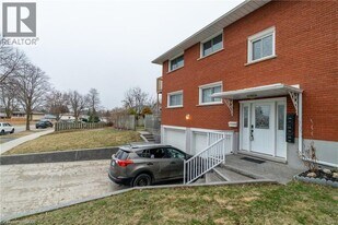 35 Shaftsbury Dr in Kitchener, ON - Building Photo
