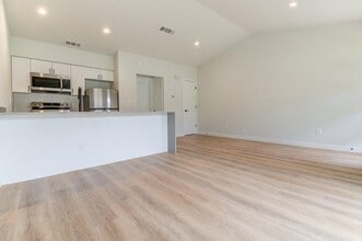 1215 Hollow Creek Dr in Austin, TX - Building Photo - Building Photo