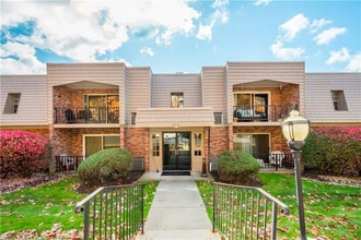 603 Calais Dr, Unit #2104 in Pittsburgh, PA - Foto de edificio - Building Photo
