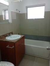 308 SE 4th Ave, Unit 308 in Hallandale Beach, FL - Building Photo - Building Photo