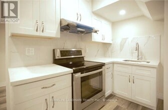 5 Southvale Dr in Vaughan, ON - Building Photo - Building Photo