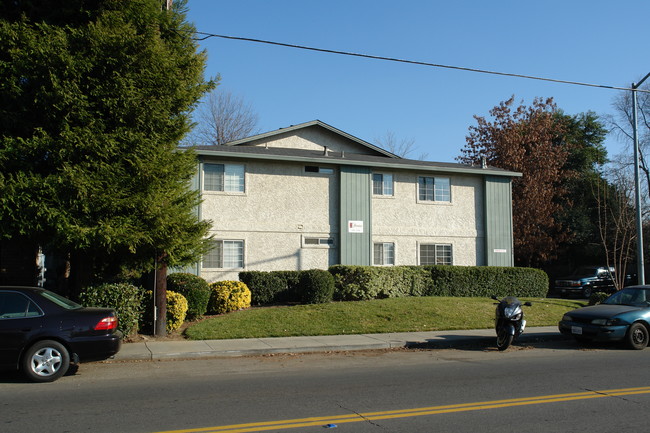 480 Manzanita Ave in Chico, CA - Foto de edificio - Building Photo