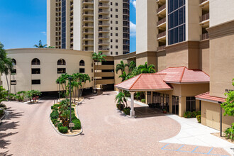 Riva Del Lago South in Ft. Myers, FL - Foto de edificio - Building Photo