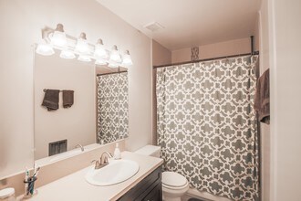 18634 Clark St in Tarzana, CA - Foto de edificio - Building Photo