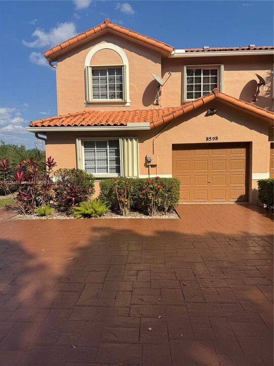 8598 Lychee Dr in Tamarac, FL - Building Photo