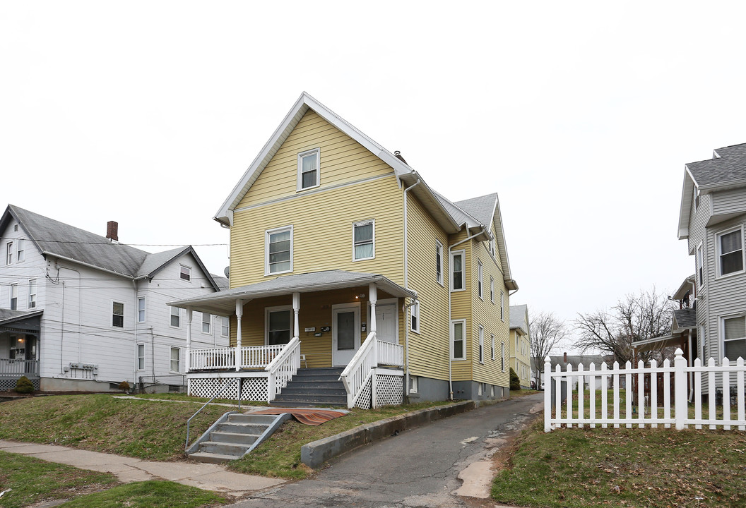 207-211 Maple St in New Britain, CT - Building Photo