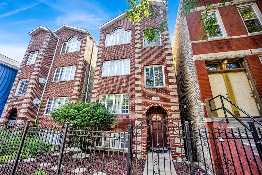 1339 N Greenview Ave in Chicago, IL - Building Photo
