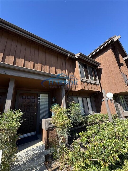 1206 Westmont Dr in San Pedro, CA - Building Photo