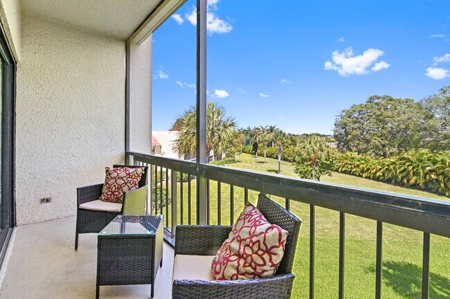 2500 Presidential Way in West Palm Beach, FL - Building Photo - Building Photo