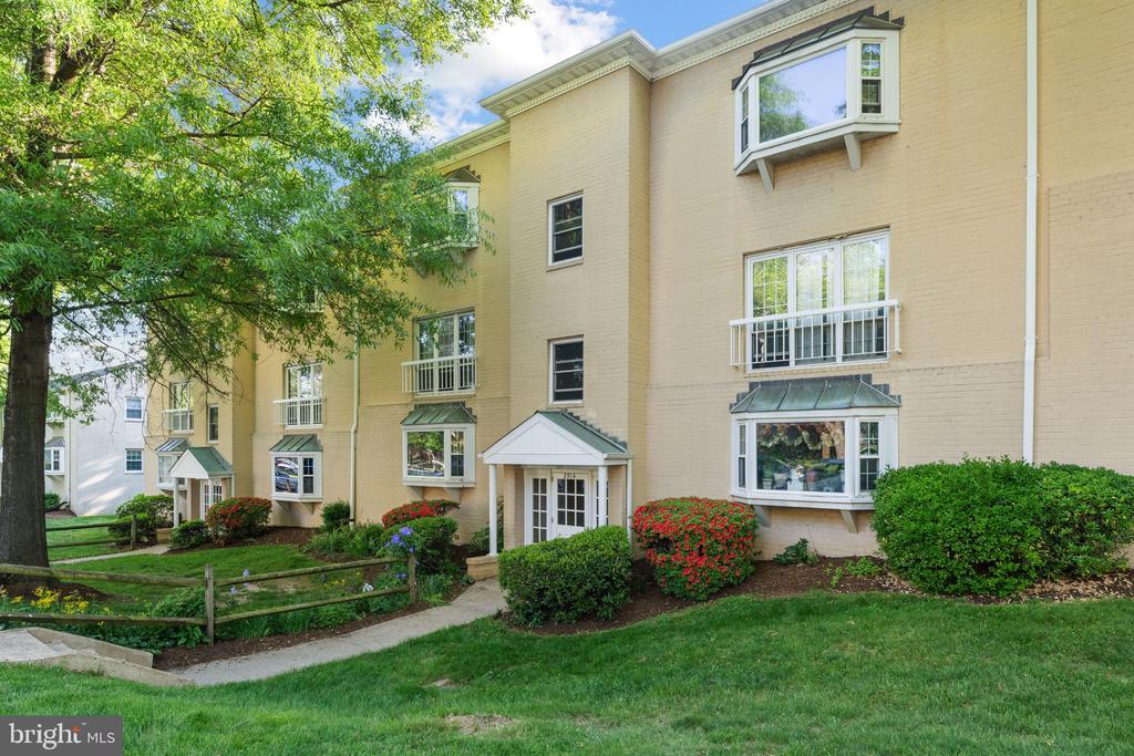 2914 Willston Pl-Unit -301 in Falls Church, VA - Building Photo