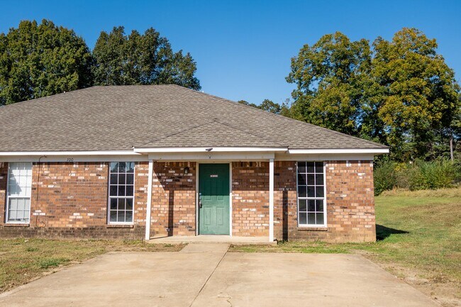 100 Nikki Dr in Senatobia, MS - Building Photo - Building Photo