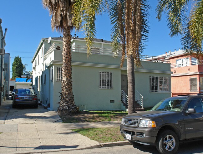 409 N Gardner St in Los Angeles, CA - Foto de edificio - Building Photo