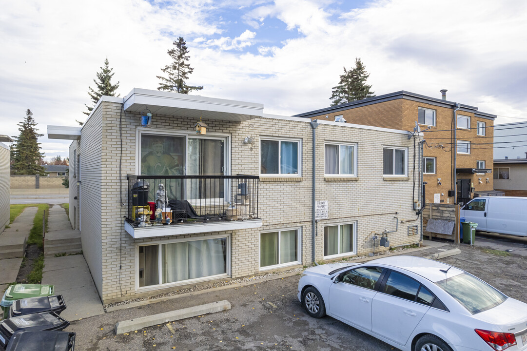 4217 Bow Trl SW in Calgary, AB - Building Photo