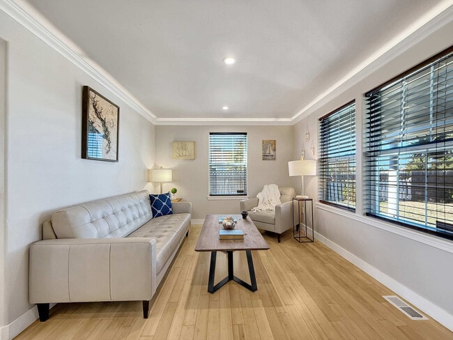 237 W Alder St in Sequim, WA - Foto de edificio - Building Photo