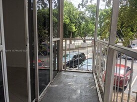 7125 NW 186th St in Hialeah, FL - Building Photo