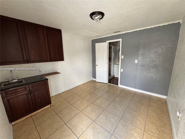 3121 NW 103rd St in Miami, FL - Foto de edificio - Building Photo