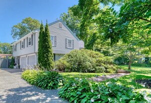 65 Sherburne Rd S in Lexington, MA - Building Photo