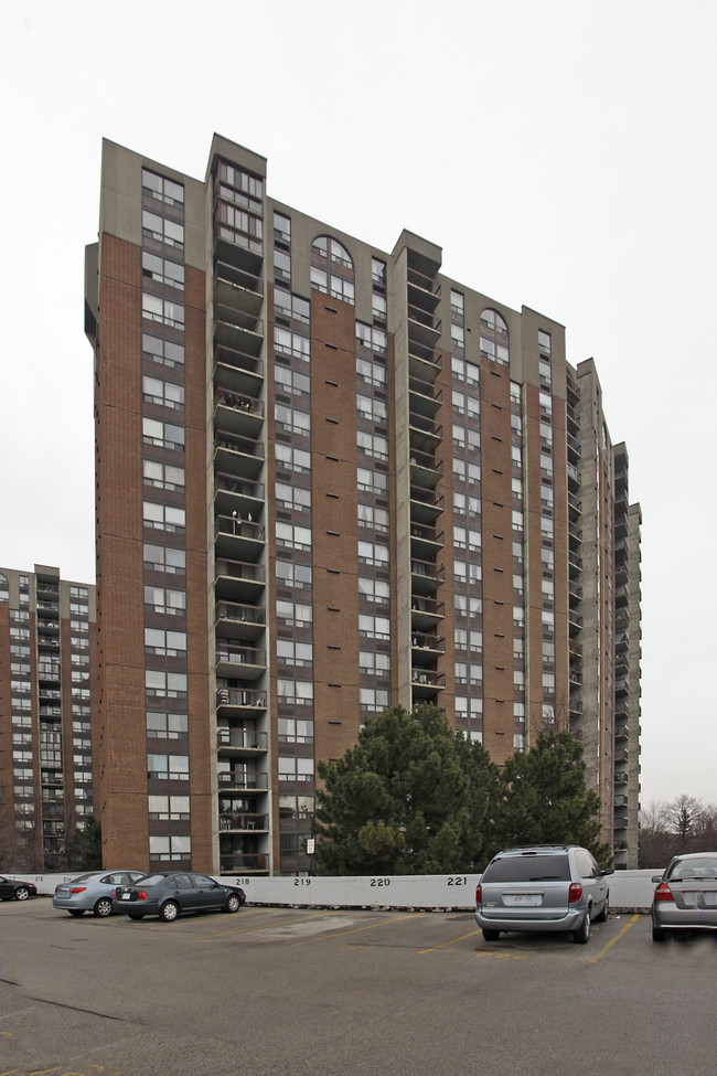 Parkway Terrace Condos in Mississauga, ON - Building Photo - Building Photo