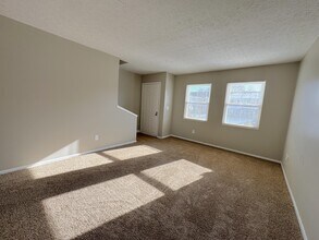 2596 Sawbury Blvd in Columbus, OH - Foto de edificio - Building Photo