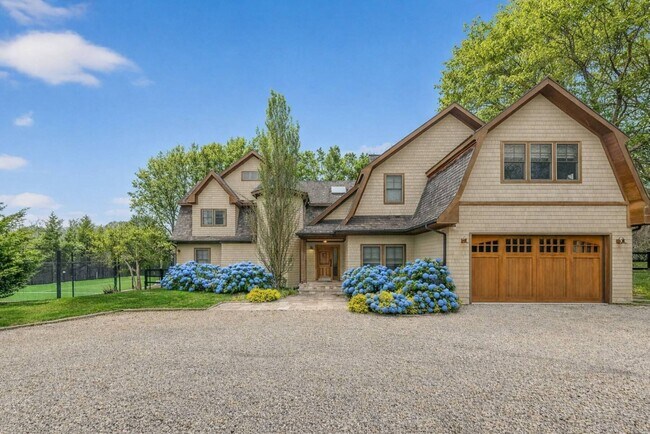 1366 Scuttle Hole Rd in Water Mill, NY - Building Photo - Building Photo