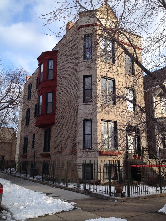 2457 N Drake Ave, Unit Juan in Chicago, IL - Building Photo - Building Photo