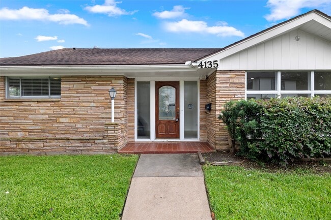 4135 Levonshire Dr in Houston, TX - Building Photo - Building Photo