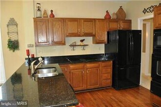 8513 Chase Glen Cir in Fairfax Station, VA - Building Photo - Building Photo