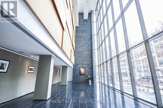 33 Charles St E in Toronto, ON - Building Photo - Building Photo