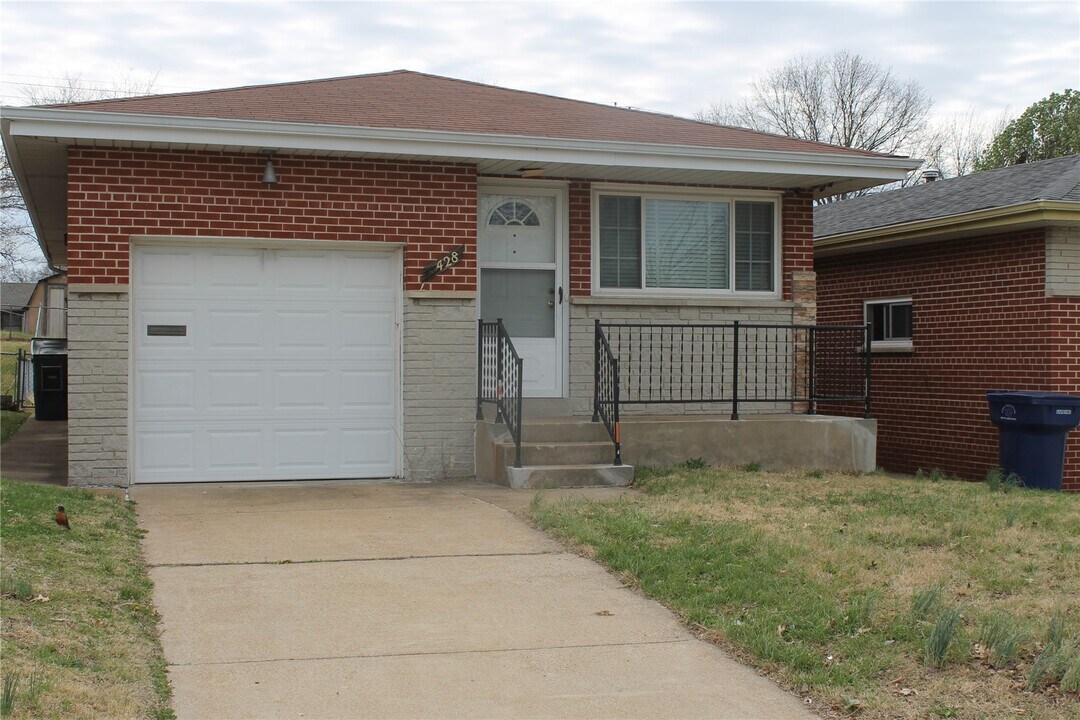 7428 Morgan Ford Rd in St. Louis, MO - Building Photo