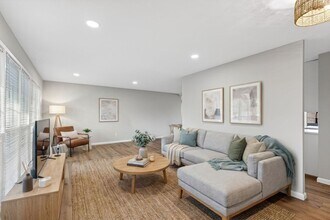 5016 Fernhill Dr in St. Louis, MO - Foto de edificio - Building Photo