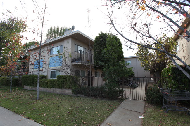 7347 Corbin Ave in Winnetka, CA - Foto de edificio - Building Photo