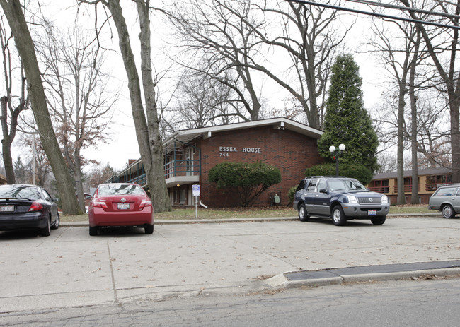 Essex House in Akron, OH - Foto de edificio - Building Photo