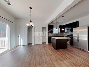 1617 Shire Village Dr in Sugar Hill, GA - Foto de edificio - Building Photo