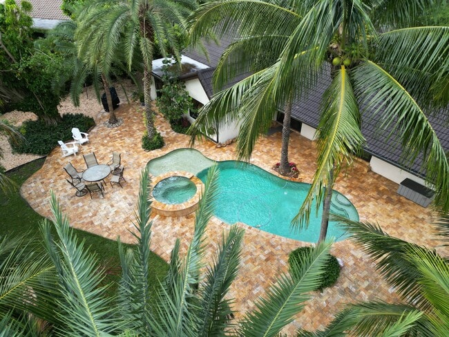 13400 N Calusa Club Dr in Miami, FL - Building Photo - Building Photo