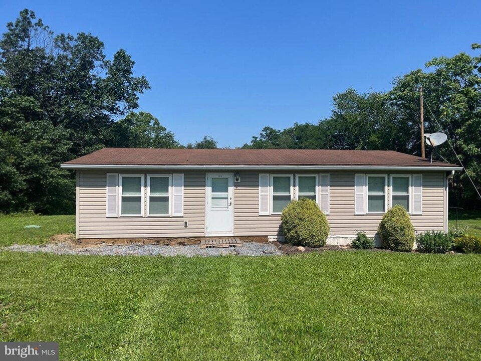 10915 Burkett Rd in Greencastle, PA - Building Photo