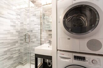 697 10th Ave in New York, NY - Building Photo - Building Photo