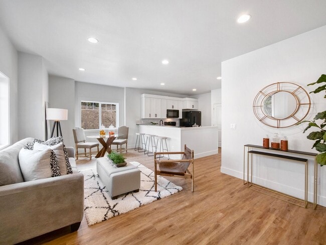 2082 NW Black Pnes Pl in Bend, OR - Building Photo - Building Photo