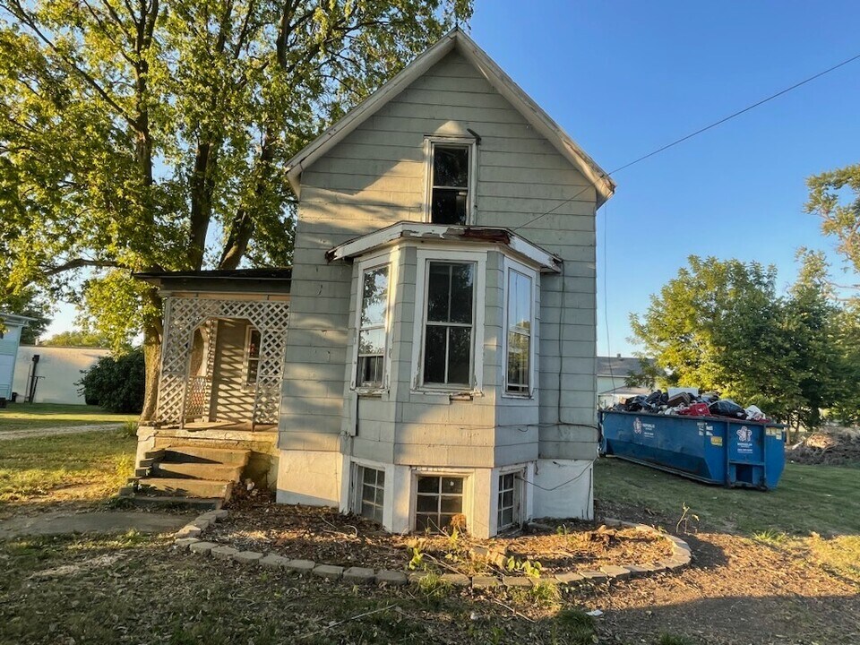 7 E Owen St in Ridge Farm, IL - Building Photo