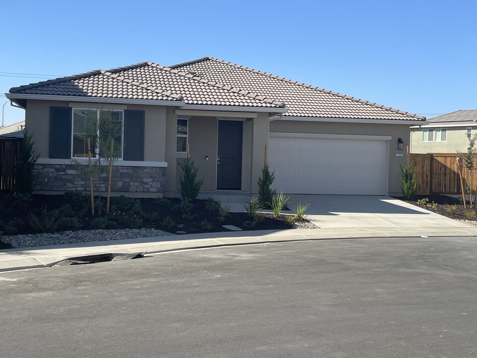 1743 Electra Way in Manteca, CA - Building Photo