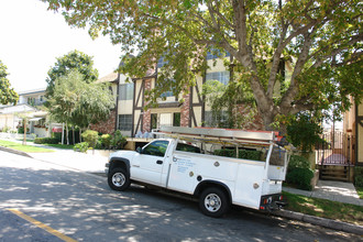 544 E Cypress Ave in Burbank, CA - Foto de edificio - Building Photo