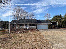 401 Miller Farm Rd in Statesville, NC - Building Photo