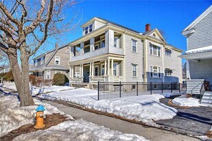 910 Hope St in Bristol, RI - Building Photo