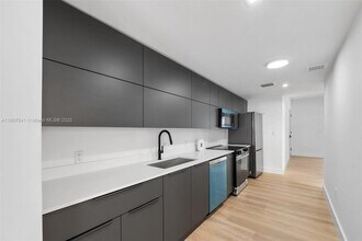 403 SW 12th Ave, Unit 4 in Miami, FL - Building Photo - Building Photo