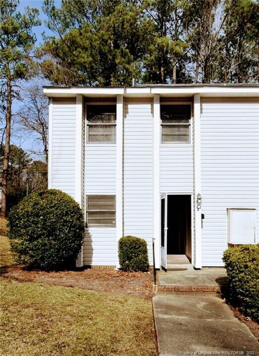 573 Winding Creek Rd in Fayetteville, NC - Building Photo