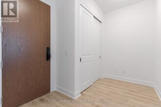 3240 William Coltson Ave in Oakville, ON - Building Photo - Building Photo