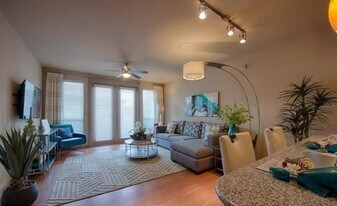 2 Stadium Dr in Sugar Land, TX - Building Photo
