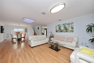 7347 NW 173rd Dr, Unit 101 in Hialeah, FL - Foto de edificio - Building Photo