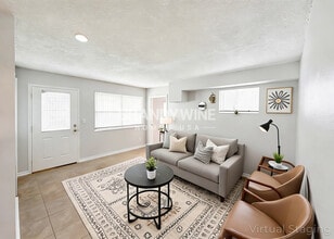 1936 Constant Dr in Jacksonville, FL - Foto de edificio - Building Photo