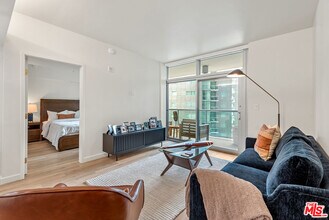 13700 Marina Pointe Dr in Marina Del Rey, CA - Foto de edificio - Building Photo