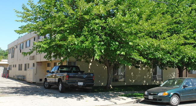 7454 Canby Ave in Reseda, CA - Foto de edificio - Building Photo